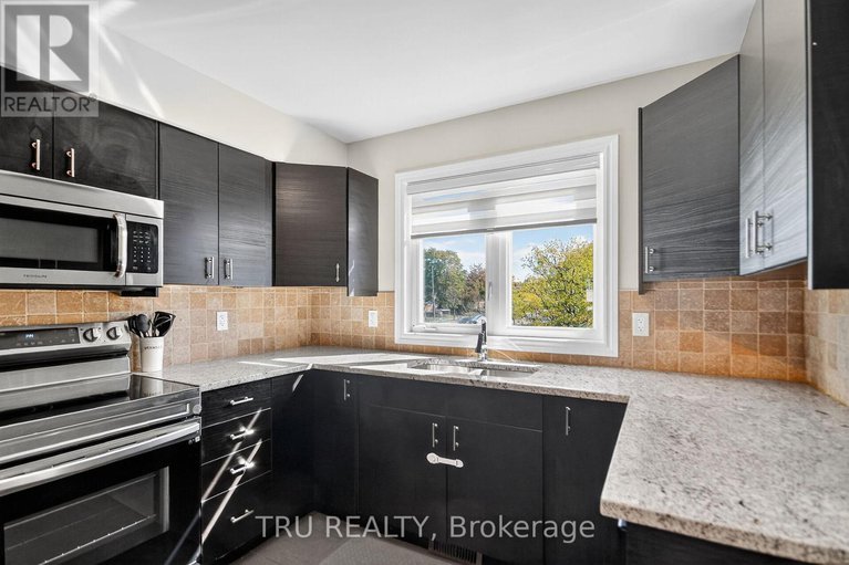 29412687/2642-palings-private/emerald-woodssawmill-creek/ottawa/ontario/K1T4A4_12