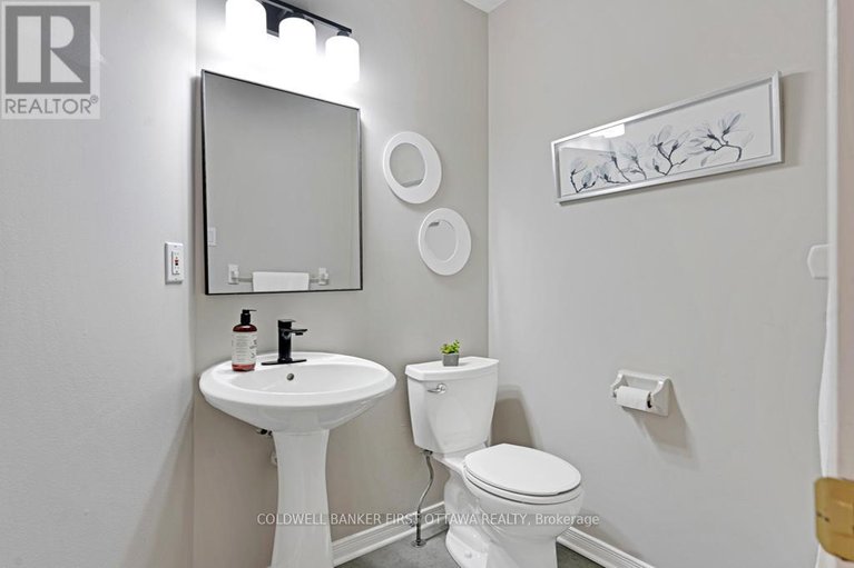 27833731/5525-pettapiece-crescent/manotick-village-manotick-estates/ottawa/ontario/K4M1C6_16
