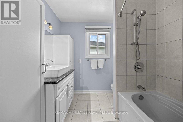 28820212/605-falwyn-crescent/fallingbrookridgemount/ottawa/ontario/K4A2B4_30