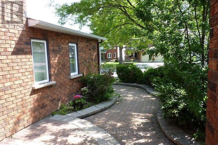 28486818/32-cellini-court-w/hunt-club-park/ottawa/ontario/K1G5K3_4