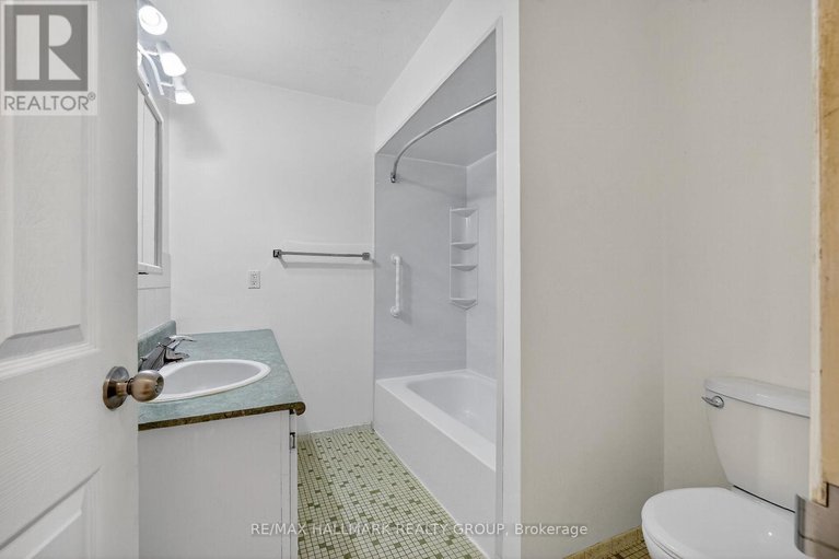 29038840/1415-plumber-avenue/carson-grove/ottawa/ontario/K1K4B2_36