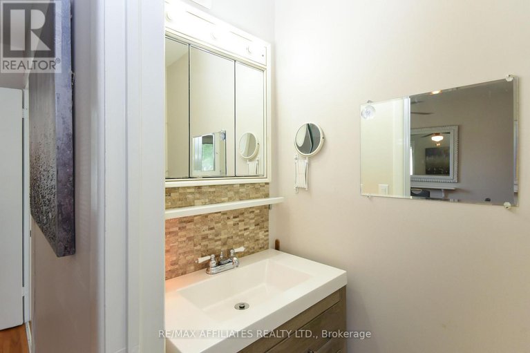 28929564/323-fullerton-avenue/overbrookcastle-heights/ottawa/ontario/K1K1K2_23