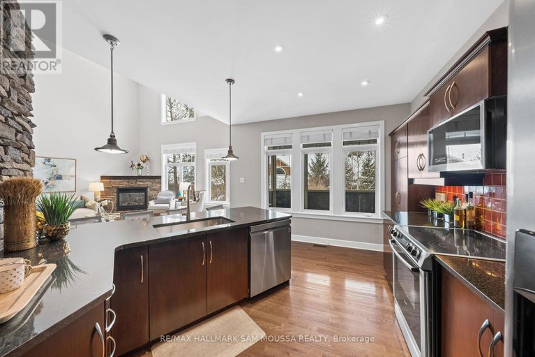 29343757/25-marsh-sparrow-private/morgans-grantsouth-march/ottawa/ontario/K2K3P1_19