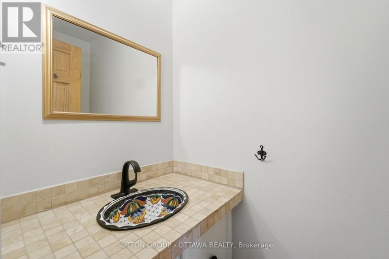 29633973/110-pigeon-terrace/hunt-clubwestern-community/ottawa/ontario/K1V9H7_22