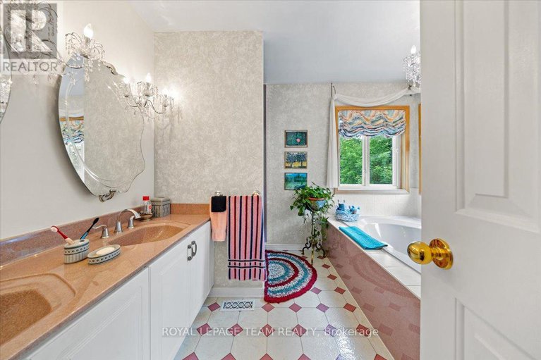 28487091/17-stonehedge-parkway/bayshore/ottawa/ontario/K2H8Z3_28