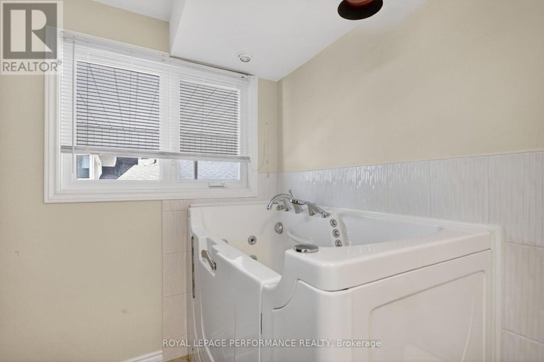 29602212/1879-sharel-drive/urbandale-acres/ottawa/ontario/K1H6W3_17