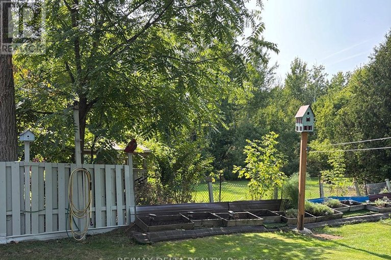 29479728/132-high-street/vankleek-hill/champlain/ontario/K0B1R0_42