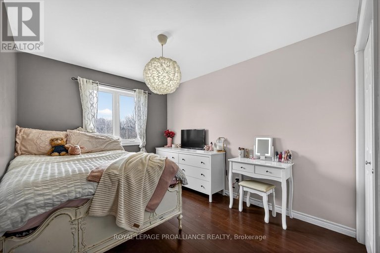 29557467/5500-meadowbrook-drive/iroquois/south-dundas/ontario/K0E1K0_16