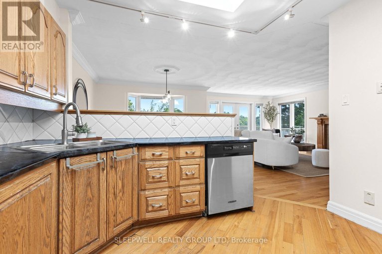 28620824/55-waterford-drive/pineglencountry-place/ottawa/ontario/K2E7V4_7