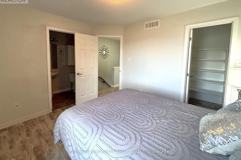 28876724/706-sanibel-private/westcliffe-estates/ottawa/ontario/K2H0A8_22