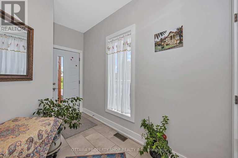28399504/1355-mory-street/emerald-woodssawmill-creek/ottawa/ontario/K1T1C8_3