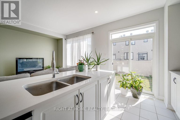 28660132/301-drumlish-lane/half-moon-bay/ottawa/ontario/K2J6Y1_8
