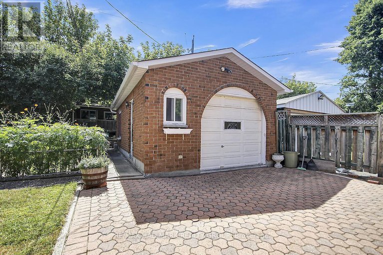 28789790/1124-guertin-avenue/billings-bridge/ottawa/ontario/K1H8B6_30