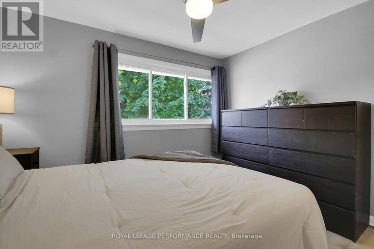 28622582/786-cummings-avenue/castle-heightsrideau-high/ottawa/ontario/K1K2L2_23