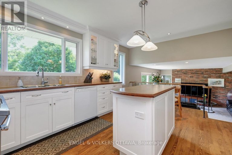 28812016/15-dickson-street/bruce-farmgraham-parkqualicumbellands/ottawa/ontario/K2H7H6_18