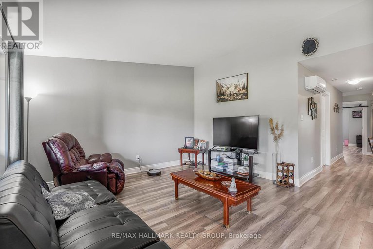 28931407/285-306-masters-lane/town-of-rockland/clarence-rockland/ontario/K4K0L3_13