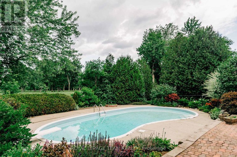 28527432/1231-fairway-drive/manotick-south-to-roger-stevens/ottawa/ontario/K4M1B3_13