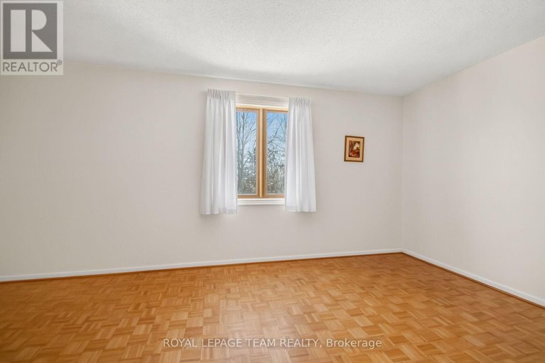 29176701/7-little-road/riverside-southgloucester-glen/ottawa/ontario/K1V1H5_28