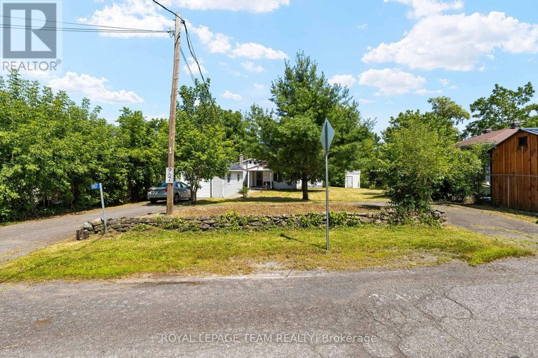 28716464/967-west-street-w/cumberland-village/ottawa/ontario/K4C1C6_16