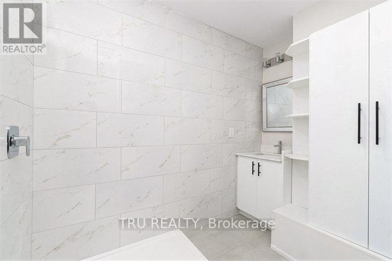 28740163/39-sunnycrest-drive/city-viewskylinefisher-heightsparkwood-hills/ottawa/ontario/K2E5Y4_20