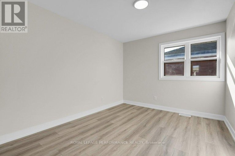 29470897/624-clarke-avenue/castle-heightsrideau-high/ottawa/ontario/K1K0Y7_16