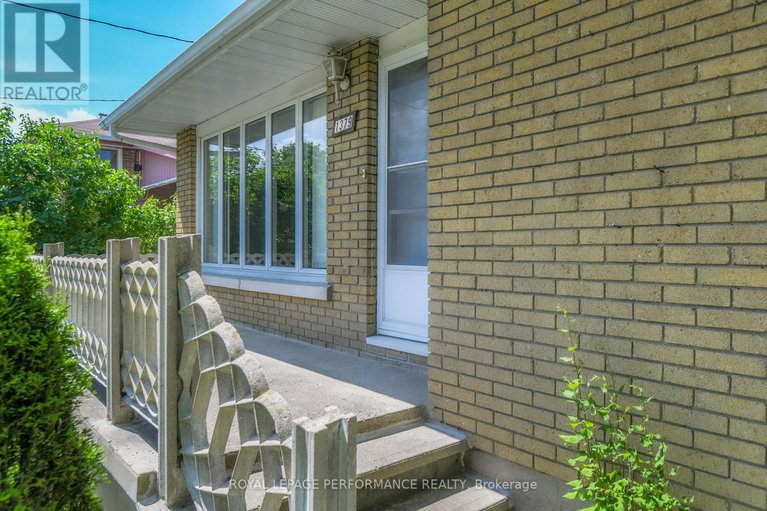 28522253/1379-mayview-avenue/carlington/ottawa/ontario/K1Z8H6_5