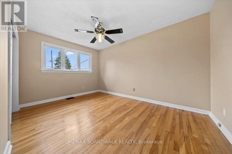 29678881/72-crownhill-street/cardinal-heights/ottawa/ontario/K1J7K8_13