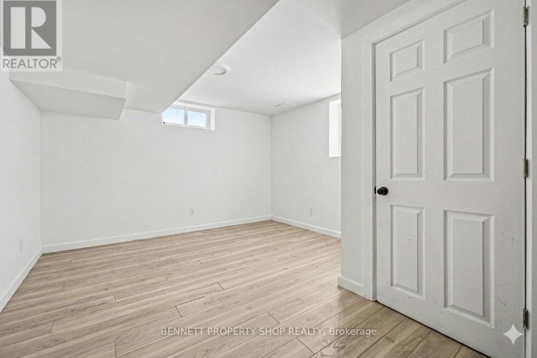 29427976/1112-cobden-road/parkway-park/ottawa/ontario/K2C2Z2_11