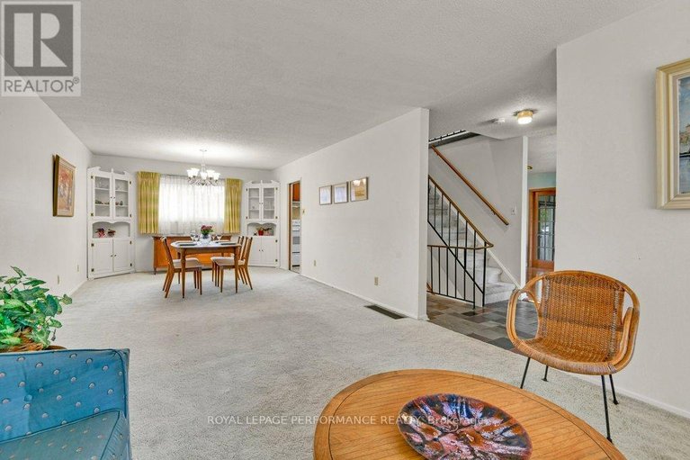 29678423/2218-aster-street/urbandale-acres/ottawa/ontario/K1H6R6_8