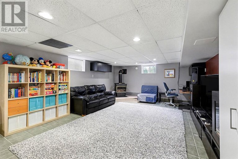 29301935/868-duberry-street/mckellar-heightsglabar-park/ottawa/ontario/K2A3T3_17