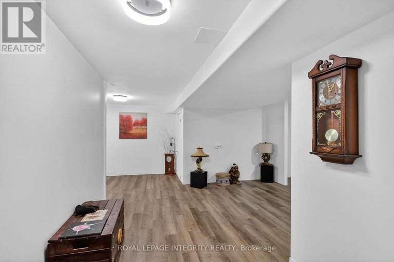 29484455/2092-legrand-crescent/queenswood-heights-south/ottawa/ontario/K1E3T6_37