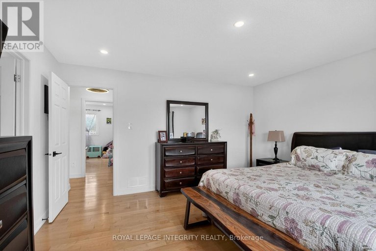 29484455/2092-legrand-crescent/queenswood-heights-south/ottawa/ontario/K1E3T6_29