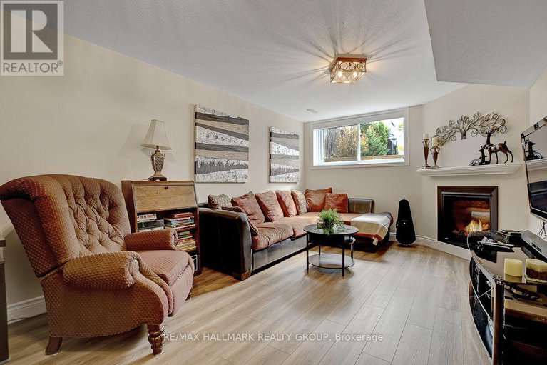 29023597/230-greenridge-street/chapel-hill/ottawa/ontario/K1C7R8_29