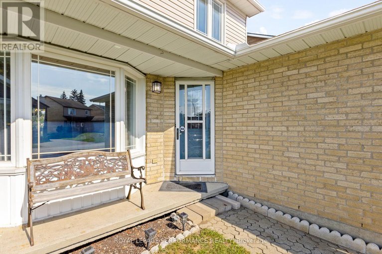 28918371/1936-longman-crescent/chateauneuf/ottawa/ontario/K1C5G6_2