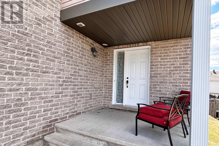 29597543/240-eliot-street/town-of-rockland/clarence-rockland/ontario/K4K0E6_2