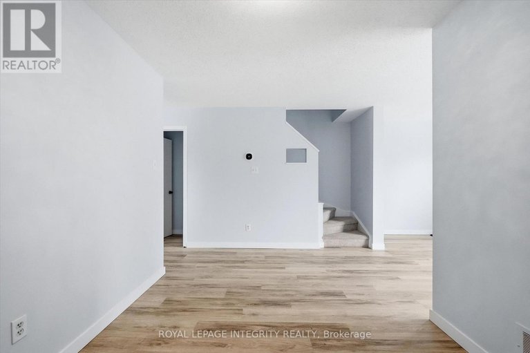 29578155/228-millroad-way/chatelaine-village/ottawa/ontario/K1E2C9_11