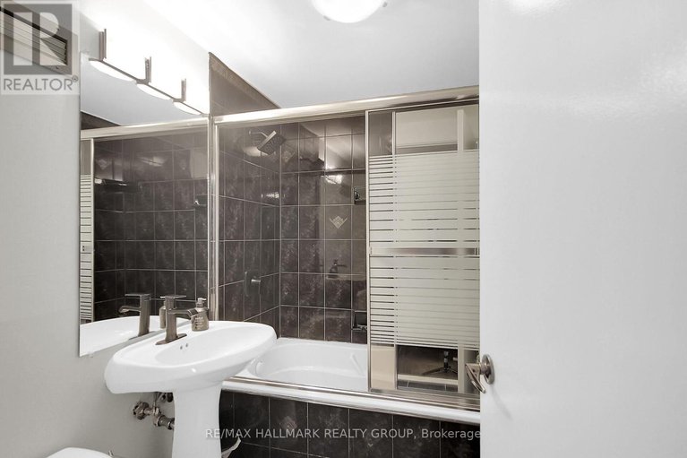 28150348/10-qualicum-street/bruce-farmgraham-parkqualicumbellands/ottawa/ontario/K2H7G8_21