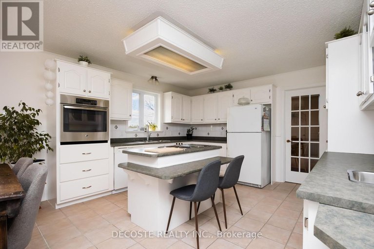 29630815/100-macleod-crescent/alexandria/north-glengarry/ontario/K0C1A0_7