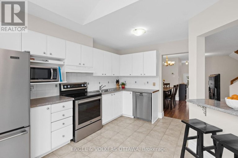 29142168/526-meadowbreeze-drive/emerald-meadowstrailwest/ottawa/ontario/K2M2T4_14