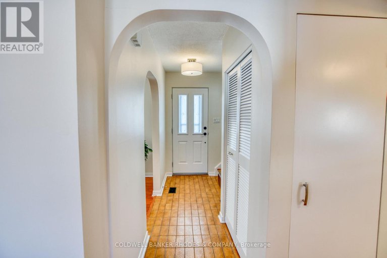 29327357/1947-conrad-avenue/urbandale-acres/ottawa/ontario/K1H6V7_4