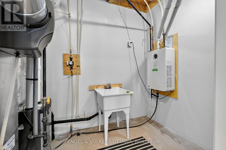 29023923/827-kiniw-private-se/cfb-rockcliffe-and-area/ottawa/ontario/K1K5A3_25