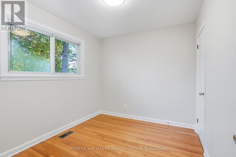 29046798/1760-laxton-crescent/bel-air-heights/ottawa/ontario/K2C2N3_21