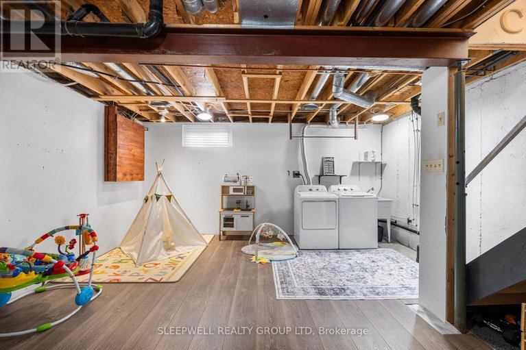28378169/82-28-barrow-crescent/katimavik/ottawa/ontario/K2L2K1_31