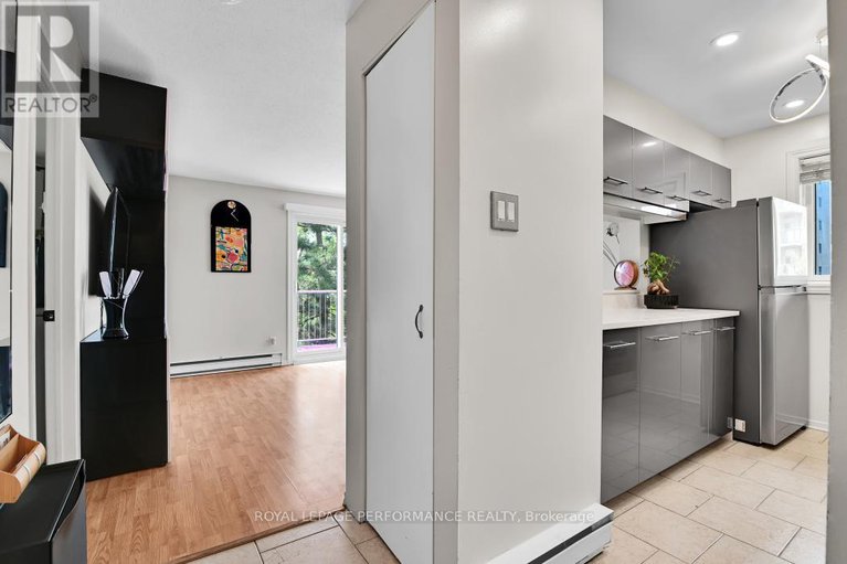 28528107/409-250-brittany-drive/viscount-alexander-park/ottawa/ontario/K1K4M1_4