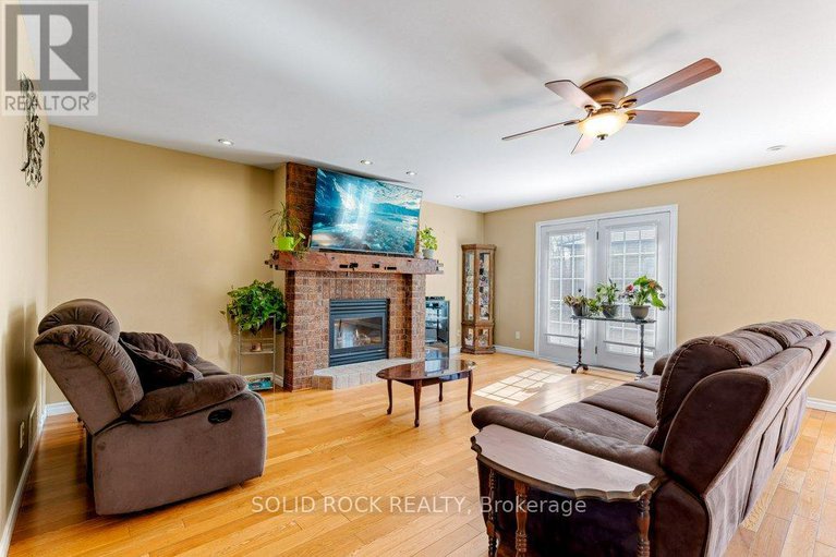 28671866/9-grove-street/iroquois/south-dundas/ontario/K0E1K0_11