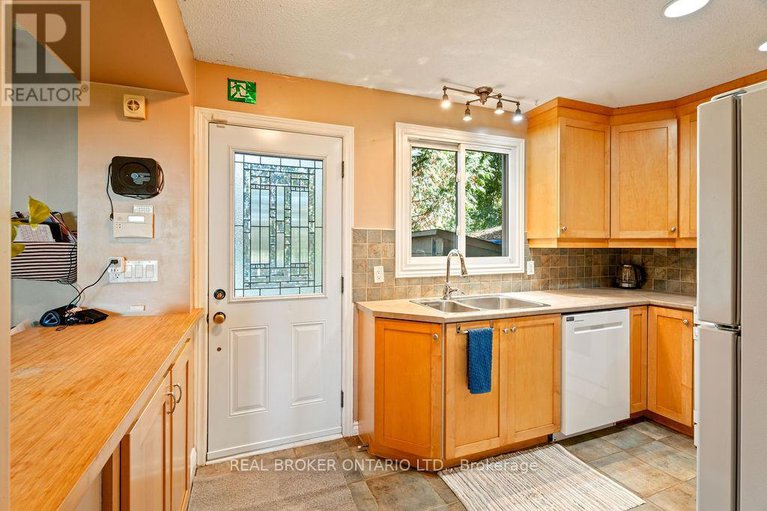28929397/3-20-kempster-avenue/britannia/ottawa/ontario/K2B8B2_4