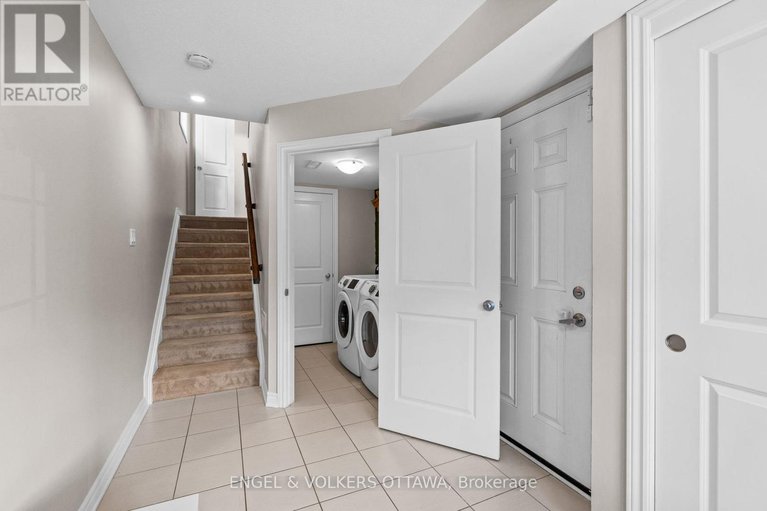 28498839/618-lauraleaf-crescent/half-moon-bay/ottawa/ontario/K2J6G9_4