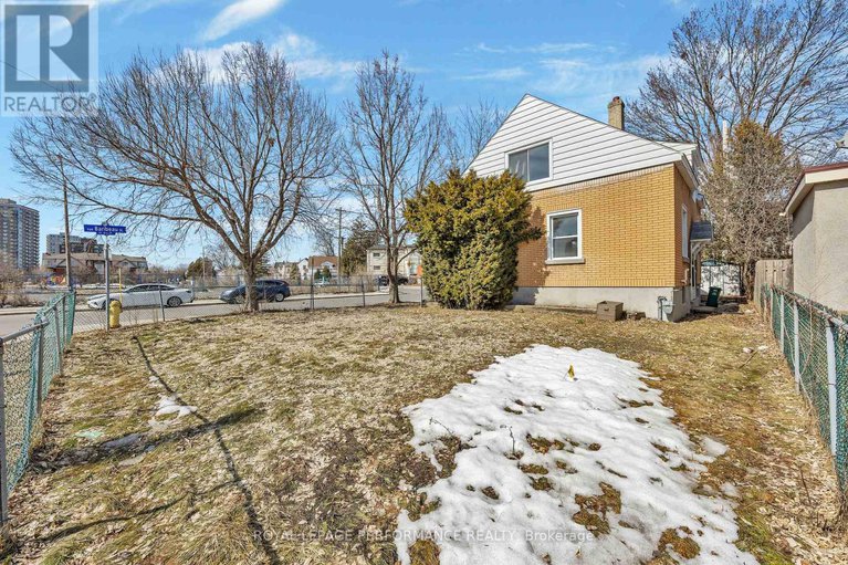 28423853/195-baribeau-street/vanier/ottawa/ontario/K1L7R4_45