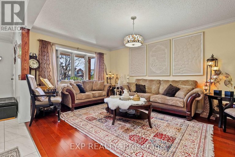 29638664/1582-blohm-drive/hunt-club-park/ottawa/ontario/K1G5K4_5