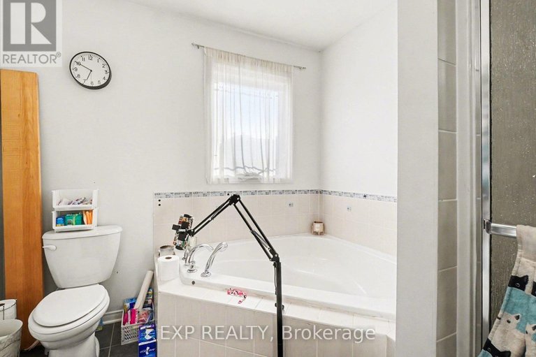 29298211/735-regiment-avenue/emerald-meadowstrailwest/ottawa/ontario/K2M0E6_13